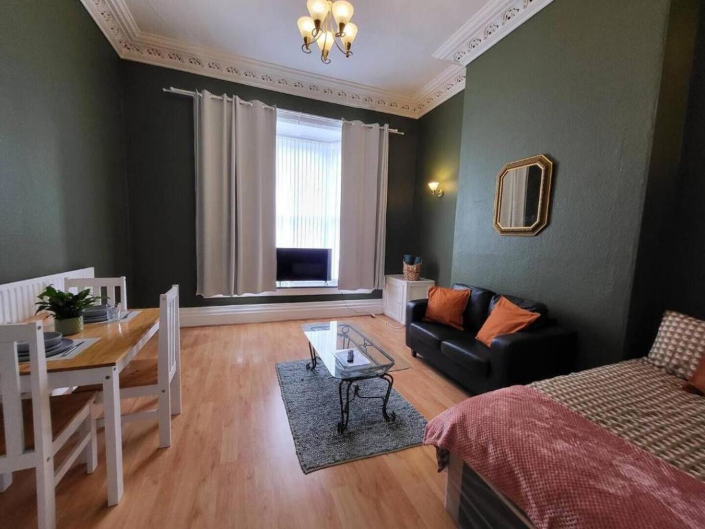 Hen And Stag Pad, Large Group Digbeth Sleeps 24 Apartment Birmingham